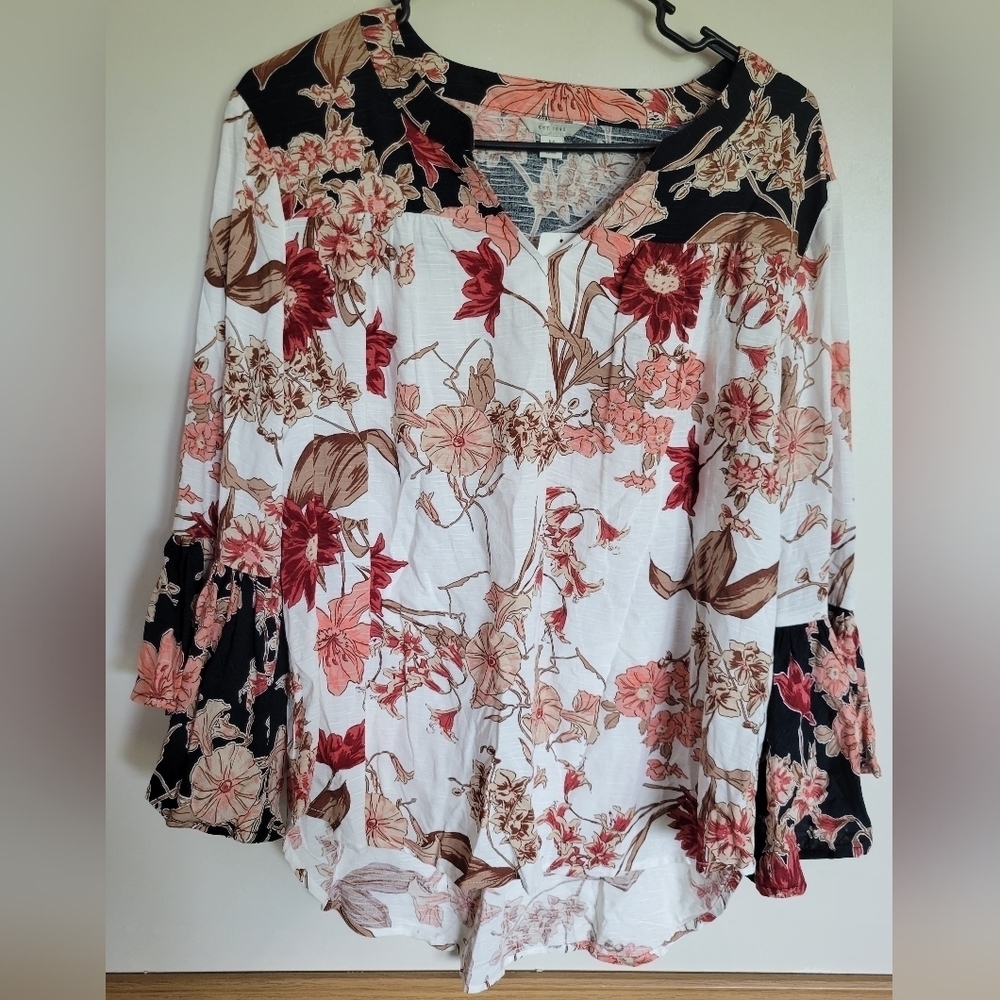 NWT Cato Women's Floral V-neck Bell Sleeve Flowy Blouse Size Medium